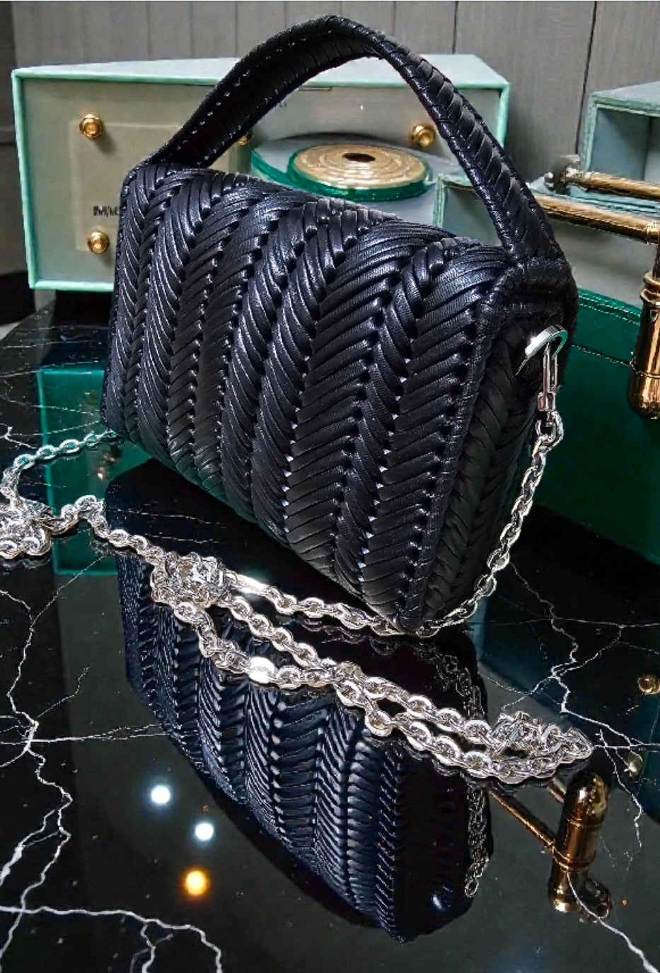 AURA CROSSBODY BAG IN BLACK